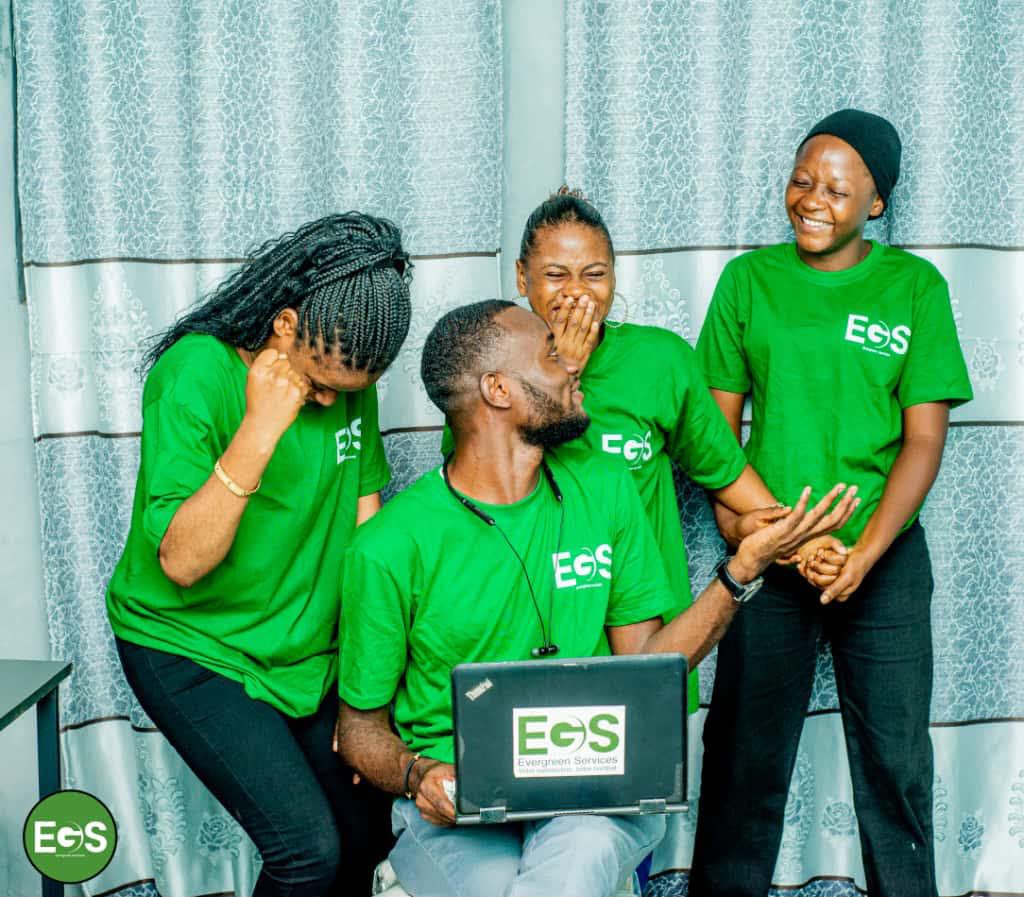 L'équipe Evergreen Services SARL en t-shirts verts, souriante et dynamique